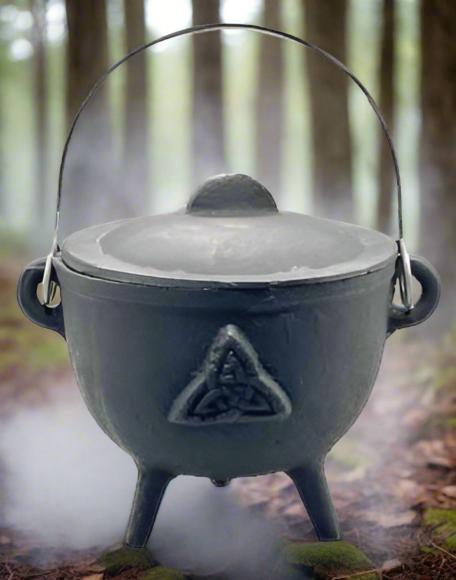 4.5" Triquetra cast iron cauldron w/ lid