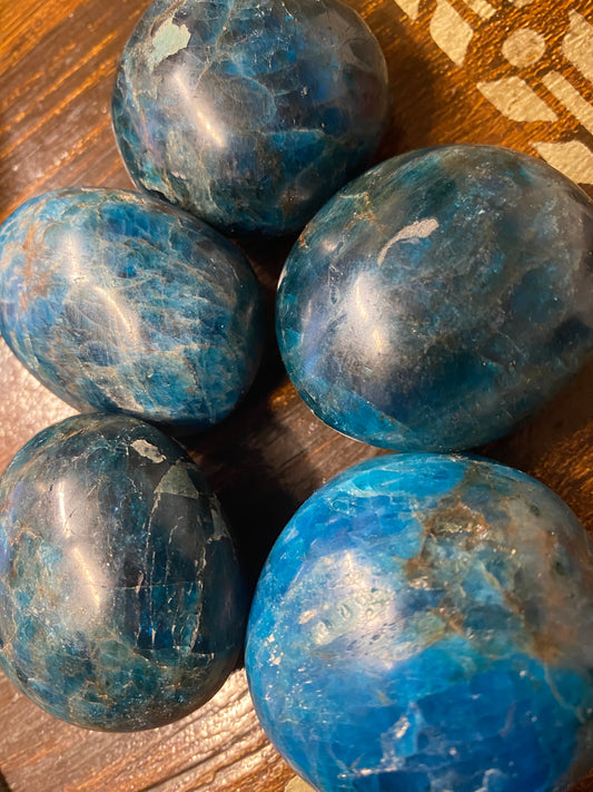 Apatite, Blue palm stone