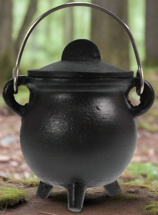 Plain cast iron cauldron  w/ lid 3"