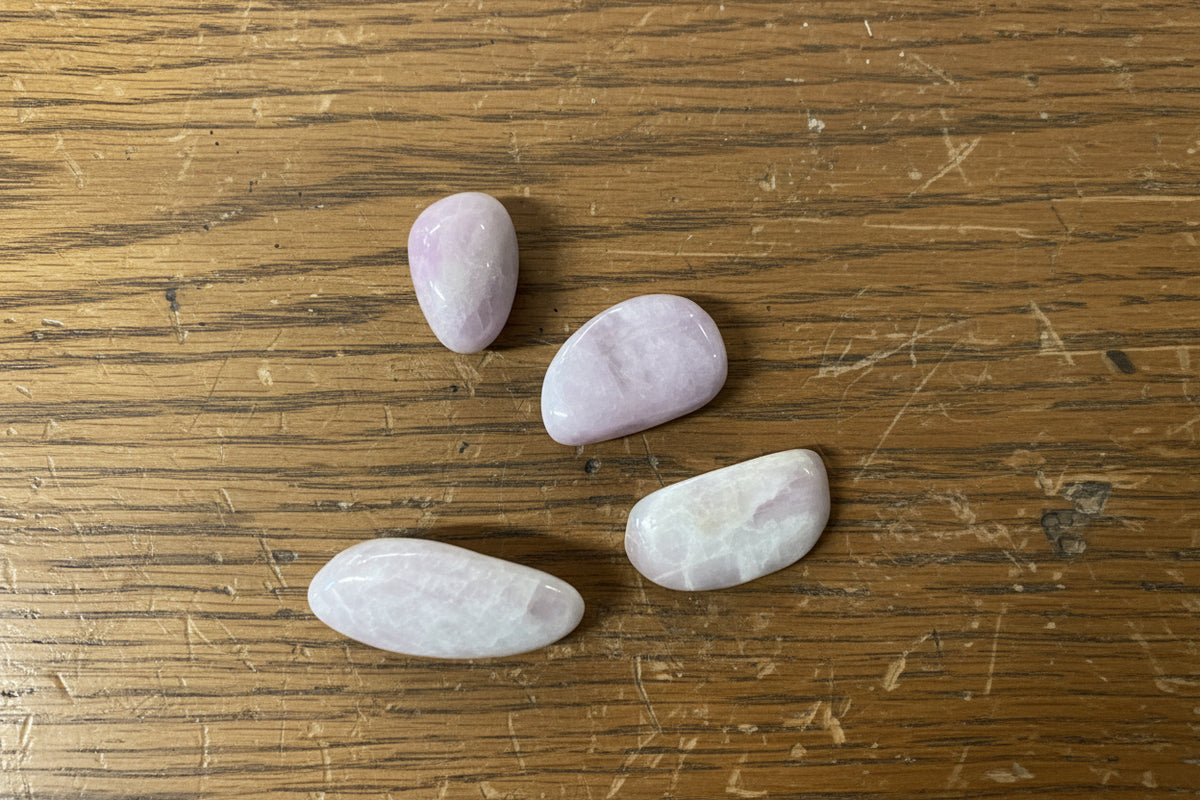 Kunzite tumbled stones 18-25 MM