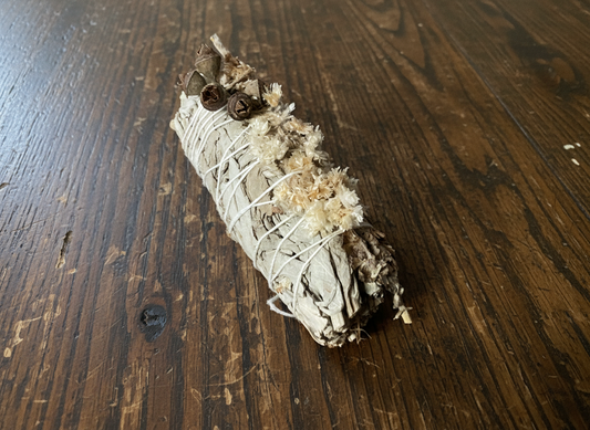 A trio of delightful and healing scents. This 4" white sage bundle is twinned together with Eucalyptus and Lavender creating a calming and inviting scent. 4" smudge stick, sizes may vary slightly.